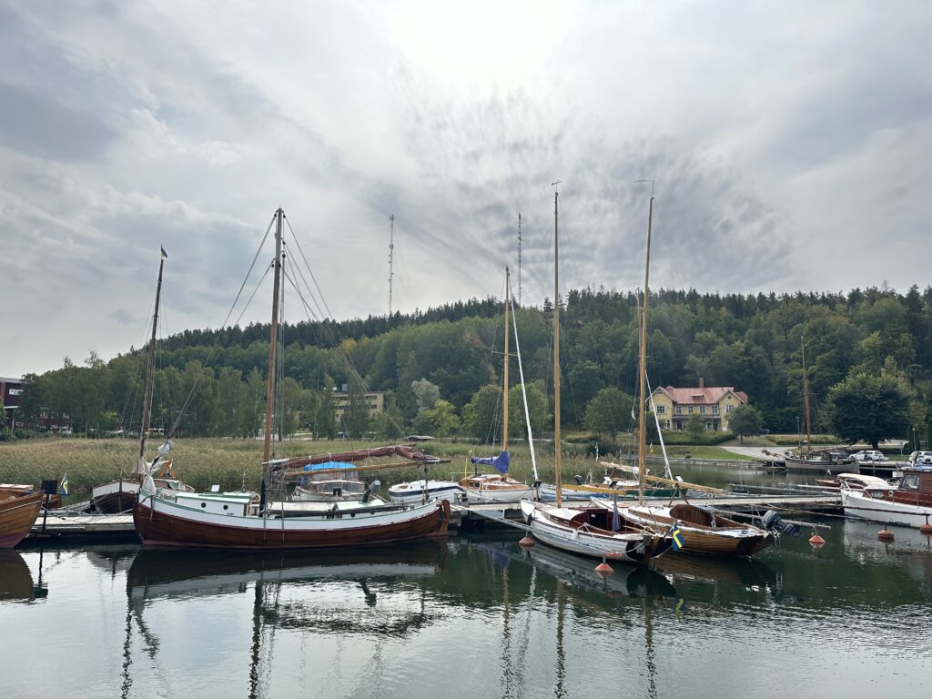 Träbåtsföreningens brygga i Valdemarsvik erbjuder en unik samling av träbåtar som är en fröjd för ögat. Här kan besökare beundra vackert restaurerade skutor, segelbåtar och motorbåtar – alla med en rik historia och hantverksskicklighet som speglar ett levande kulturarv. Foto: Martin Prieto Beaulieu