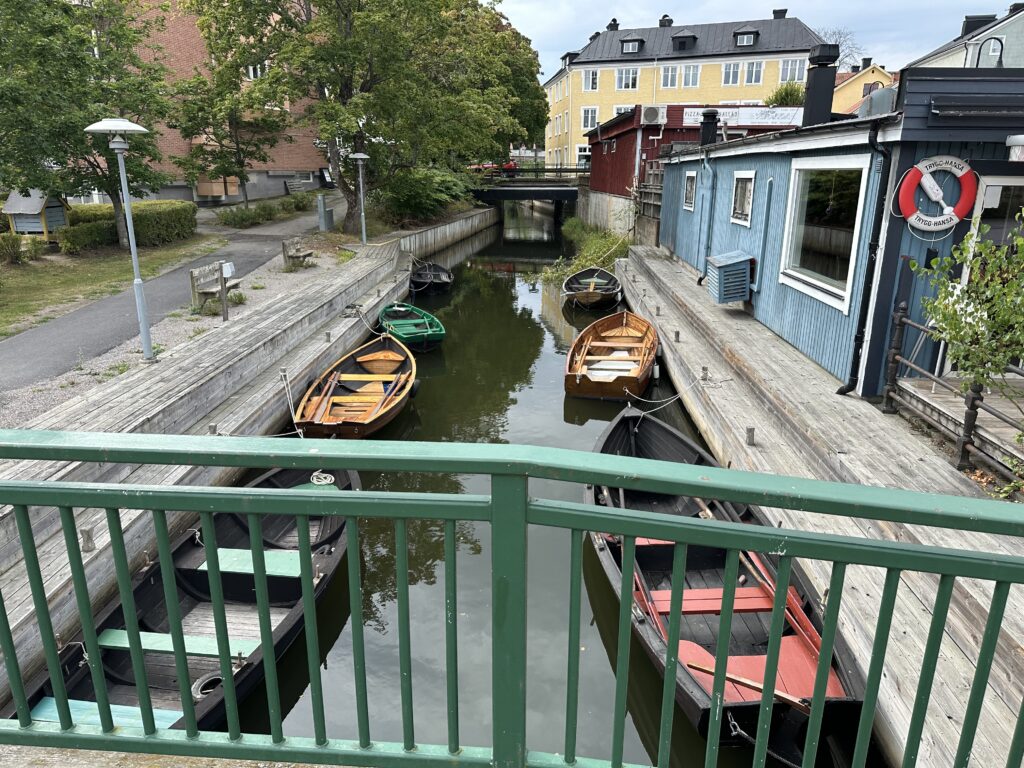 Vid kanalen ligger ekorna förtöjda, och i bakgrunden syns Smålandsbron, som idag är ett kulturarv och som markerar gränsen mellan Småland och Östergötland. Foto: Martin Prieto Beaulieu