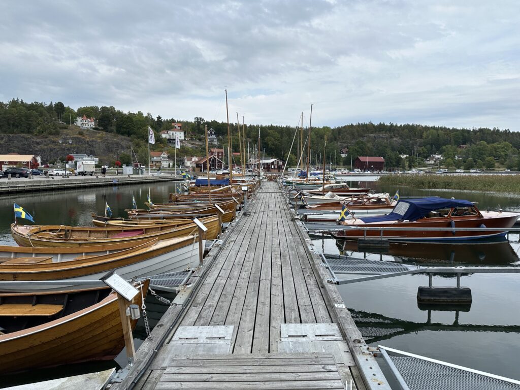 Båtarna vid bryggan ligger snyggt uppradade, alla försedda med informationsskyltar. Foto: Martin Prieto Beaulieu