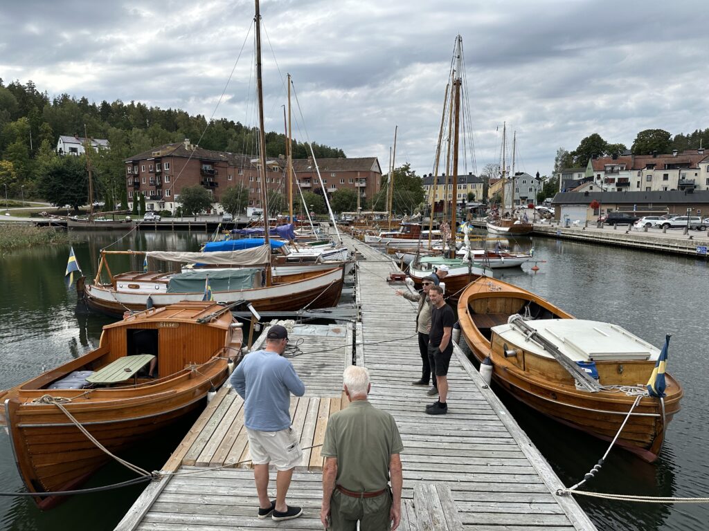 Stolta medlemmar ur Träbåtsföreningen i Valdemarsvik visar upp sin unika samling av träbåtar. Denna brygga, fylld med veteranbåtar och båtklassiker i alla kategorier, ger staden en unik karaktär. Foto: Martin Prieto Beaulieu