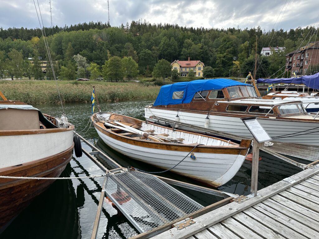 En av föreningens båtar och en av bryggans äldsta, en femhuggare byggd på Karlskrona Örlogsvarv 1898. Foto: Martin Prieto Beaulieu