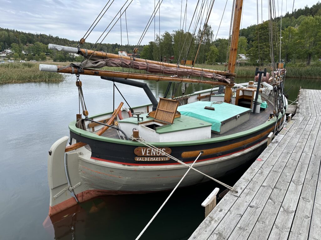 En av Valdemarsviks maritima juveler, den gaffelriggade slupen Venus, byggd i Danmark 1930, renoverad med patinan i behåll. Foto: Martin Prieto Beaulieu