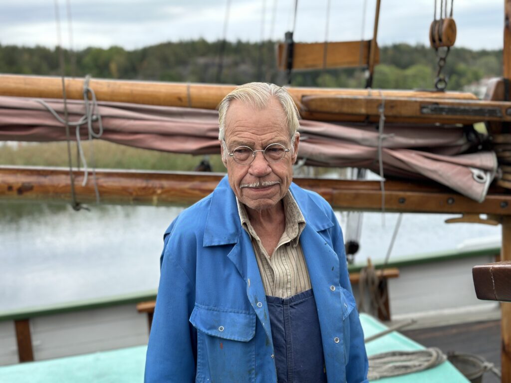 Skutskeppare Lars Lind äger kuttern Venus, även känd som "Piratskeppet" eller “Potatisbåten”, som används vid aktiviteter för barn och ungdomar. Foto: Martin Prieto Beaulieu