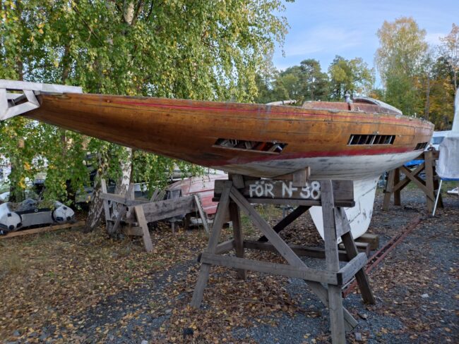 Skärgårdskryssaren Örnvingen, byggd 1938, är ett påbörjat renoveringsprojekt som av olika skäl inte kunnat slutföras. Renoveringsfondens experter bedömer att båten fortfarande går att rädda och återställa till segelbart skick. Foto: Tor Hedvall