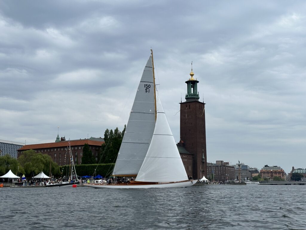 SK 150 S1 Beatrice Aurore, skärgårdens drottning, bär på en dramatisk historia av olyckor och imponerande renoveringar. År 1987 klövs hon på mitten av en fallande kran under upptagning, men efter över 35 000 timmars arbete sjösattes hon igen, mer strålande än någonsin. Hennes renovering, med Thomas Larssons signum, har gjort henne till en av Sveriges mest omtalade båtar – ett bevis på att inget är omöjligt. Foto: Martin Prieto Beaulieu