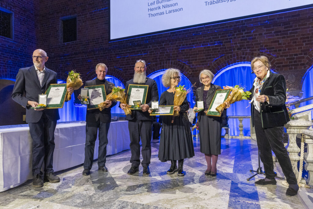 Thomas Larsson (längst till vänster) mottar Kungl. Patriotiska Sällskapets Hantverksmedalj vid Hantverkarna Stockholms gesäll- och mästarbrevsutdelning den 6 november 2024 i Blå hallen, Stockholms stadshus. Medaljen hedrar hans enastående insatser för det marina kulturarvet samt hans mångåriga arbete med att renovera och bevara svenska träbåtar. Foto: Susanne Kronholm