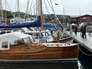 Träbåtsfestivaler är mer än bara vackra båtar – de är ovärderliga tillfällen att möta människor, berätta om vårt kulturarv och skapa nya ambassadörer för det vi vill bevara. Foto : Martin Prieto Beaulieu