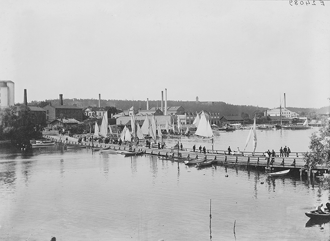 Liljeholmsbron i början av 1900-talet sett från Hornstull. Notera AB Gustaf Ericssons Automobilfabrik i bakgrunden. Där byggdes bland annat Sveriges första bilar och även båtar. Foto: Stadsmuseet i Stockholm.