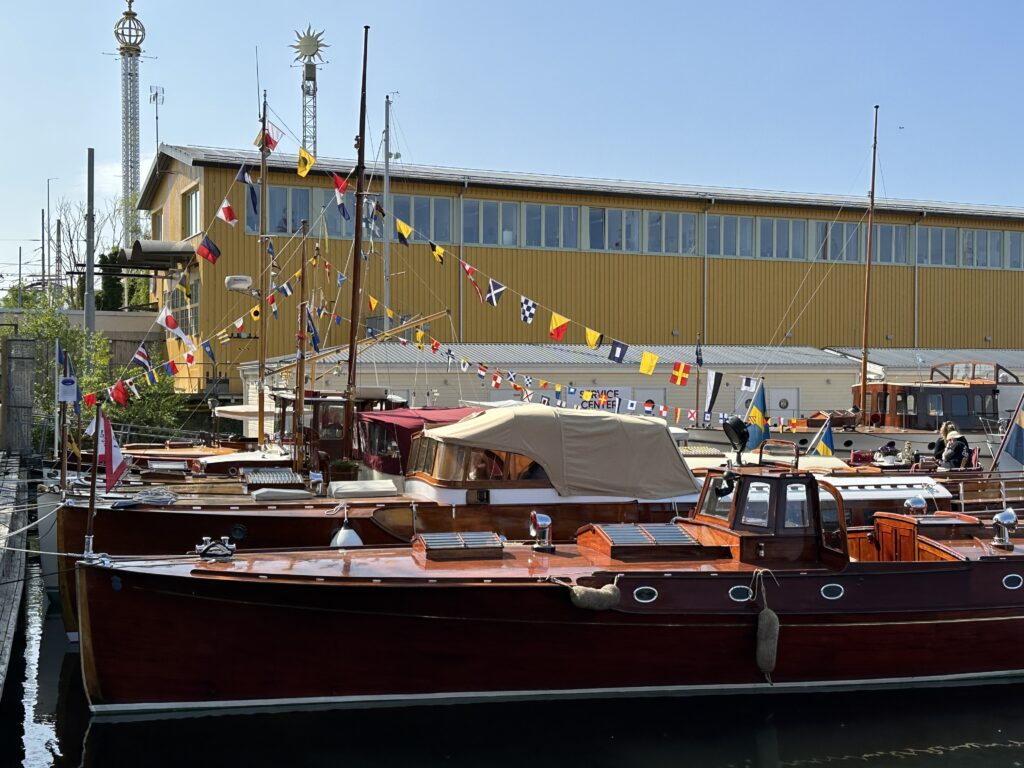 Wasahamnen fylls av klassiska båtar under Veteranbåtsfestivalen – en av årets höjdpunkter för maritimt kulturarv. Foto: Martin Prieto Beaulieu