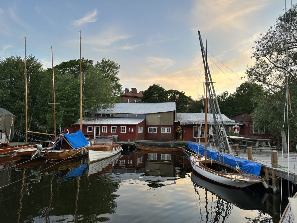 Renoveringsvarvet Träbåtssällskapet Skeppsmyran är det sista i sitt slag i Stockholm. Här vårdar medlemmarna både varvet och sina träbåtar. Foto: Martin Prieto Beaulieu