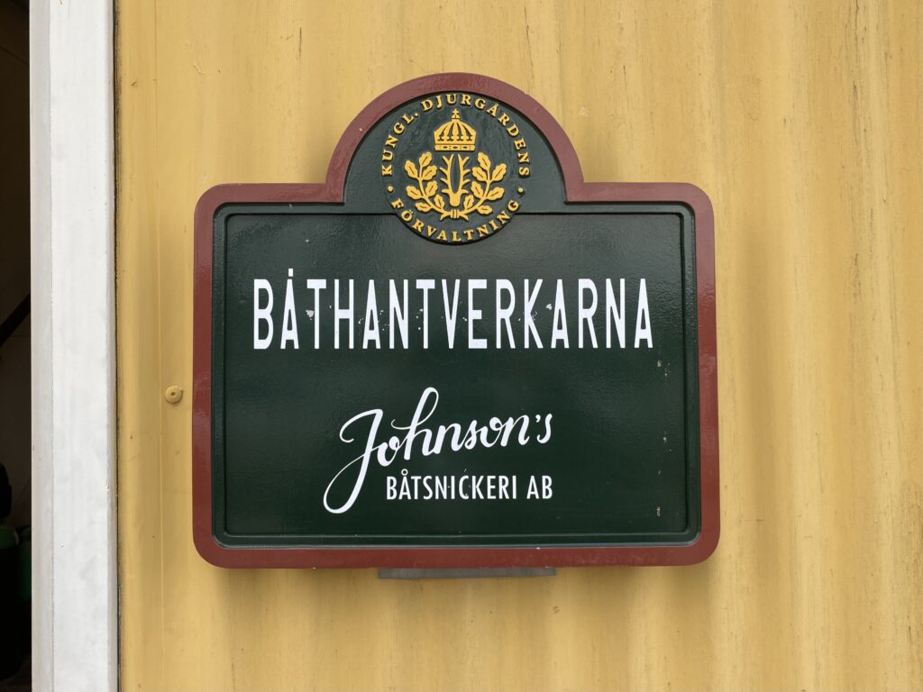 Vid studiebesöket på Nya Djurgårdsvarvet får man möjlighet att besöka båthallen, där träbåtar renoveras av båthantverkarna Mattias Malmros och Johan Nilsson – alltid med hög hantverkskvalitet och respekt för tradition. Foto: Martin Prieto Beaulieu
