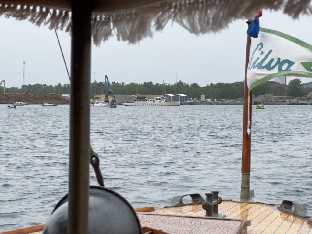 Ombord på M/Y Silva, en CGP från 1923 som även fungerade som pressbåt (tack vare Anders och Viola Widström), följdes Lilian II när hon möttes av en välkomnande eskader ledd av MYS-båten Vitesse, tillsammans med Silva och ett stort antal snipor och andra båtar. Foto: Martin Prieto Beaulieu