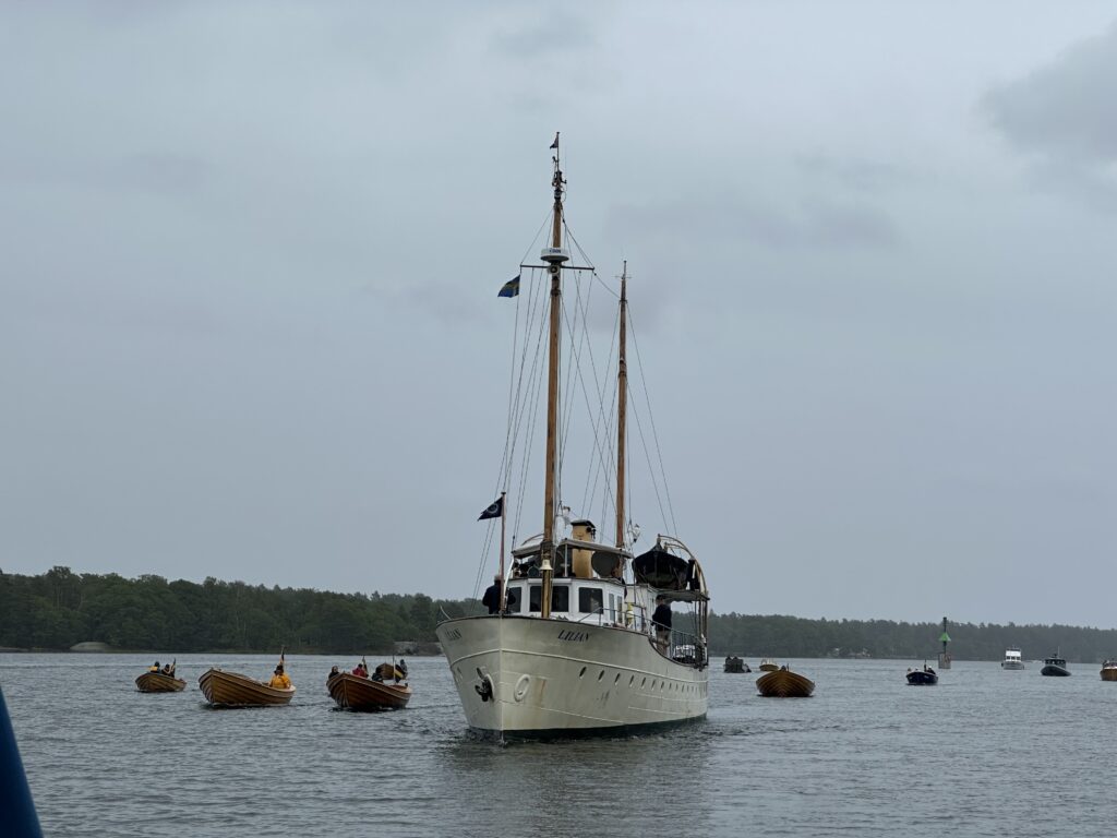 Lilian II anländer till Västervik, eskorterad av en välkomnande eskader av båtar som bjuder åskådarna på en vacker syn. Foto: Martin Prieto Beaulieu