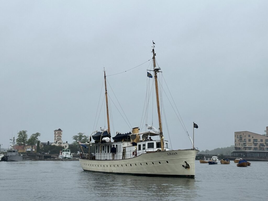 Lilian II gör ett långsamt ärevarv i Västerviks inre hamn och bjuder publiken på kajen på en praktfull vy av sin styrbordssida. Foto: Martin Prieto Beaulieu