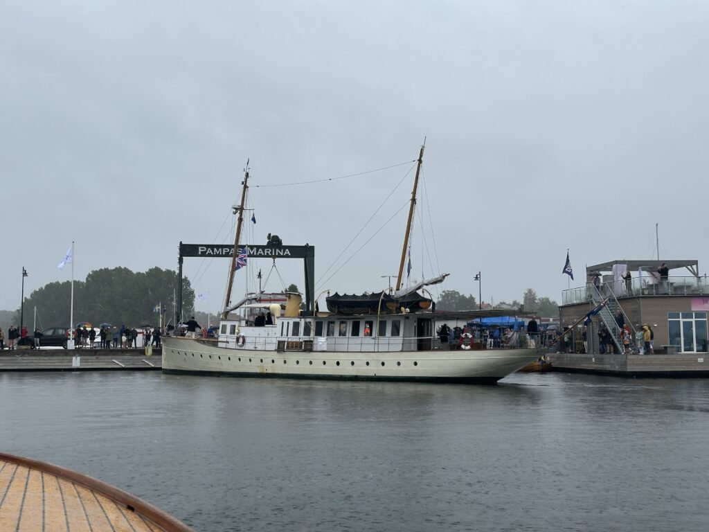 Lilian II lägger till vid Pampas Marina i Västervik efter en lång resa. En viktig etapp är avklarad och nu börjar firandet, med möjlighet för allmänheten att gå ombord. Foto: Martin Prieto Beaulieu