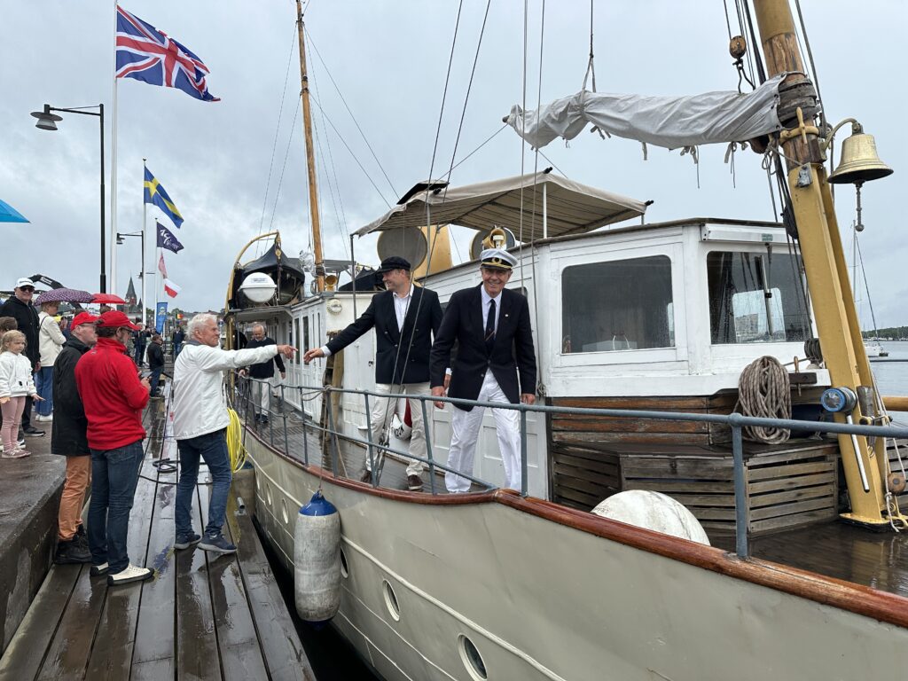Kapten Scott Pereira och förste styrman Thomas Häggström lägger till med Lilian II vid Pampas Marina i Västervik efter en lång resa från Karlskrona via Oskarshamn. Foto: Martin Prieto Beaulieu