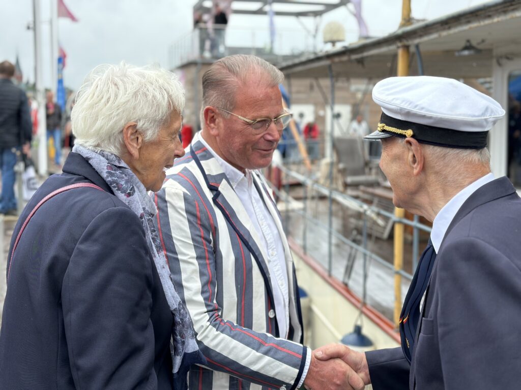 Harald Hjalmarsson, kommunstyrelsens ordförande i Västervik, hälsar ägarparet Scott och Hilary Pereira varmt välkomna. Foto: Martin Prieto Beaulieu