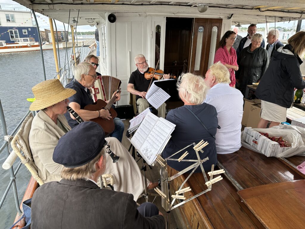 Feststämning på Lilian II där bandet spelade bland annat Calle Schewens vals av Evert Taube. Foto: Martin Prieto Beaulieu