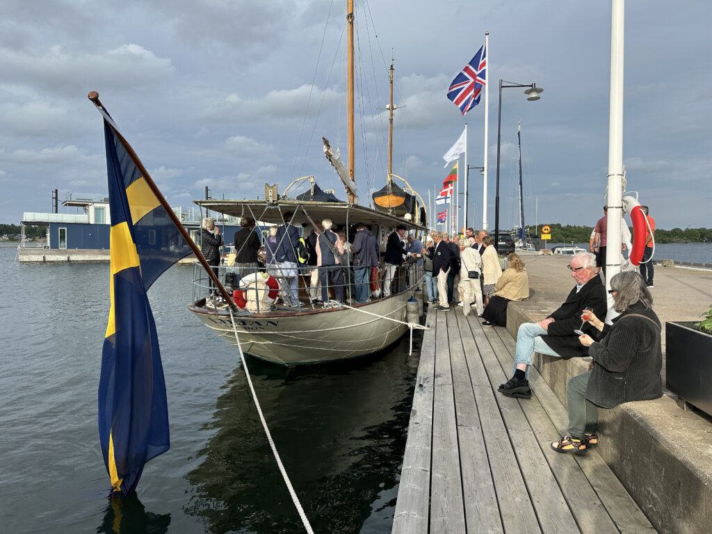 Det var fullsmockat med folk vid flaggbytet. Livemusik spelades och bubbel med jordgubbar serverades. Foto: Martin Prieto Beaulieu