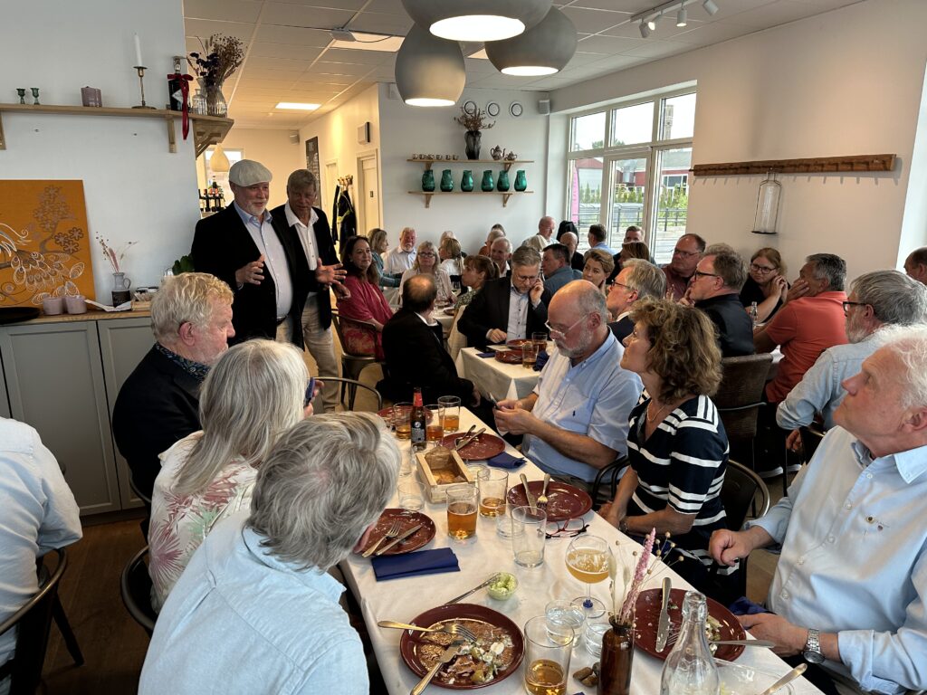 På kvällen serverades middag för ett 70-tal inbjudna gäster. BHRF:s ordförande, Dan Thorell, höll ett kort tal och bjöd in till sång enligt gammal sjömanstradition. Foto: Martin Prieto Beaulieu