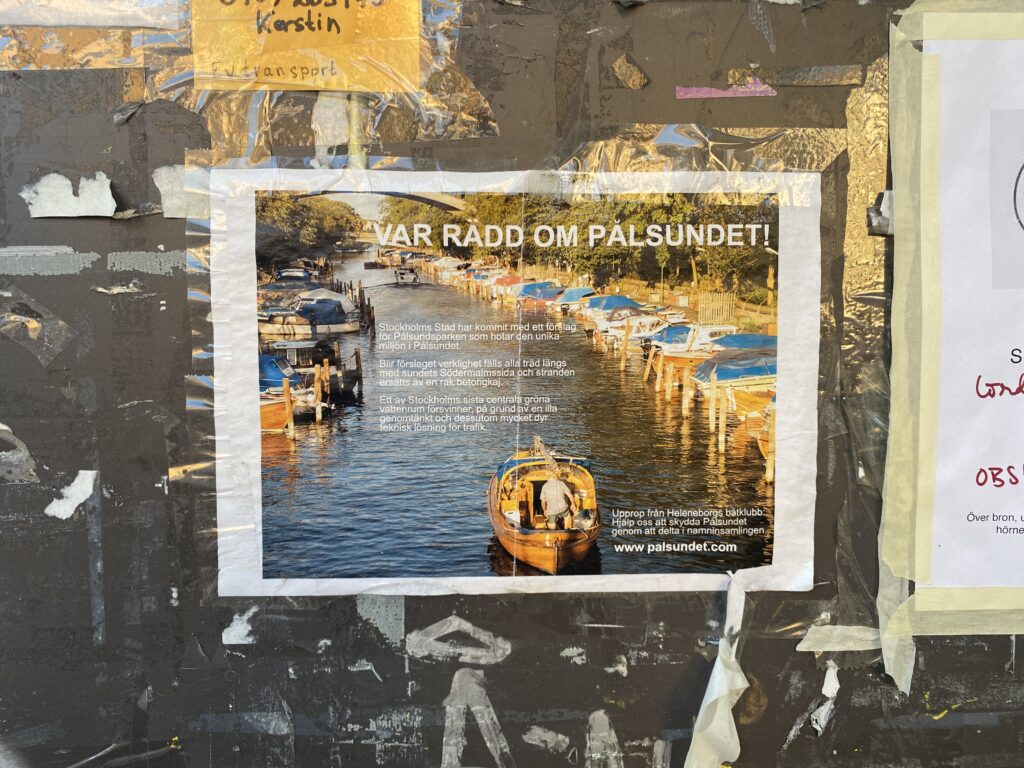 Heleneborgs Båtklubb har genom åren kämpat för sin överlevnad, något affischen på anslagstavlan vittnar om. Samtidigt symboliserar den vikten av dialog och samförstånd – att bevarande och utveckling kan gå hand i hand. Foto: Martin Prieto Beaulieu