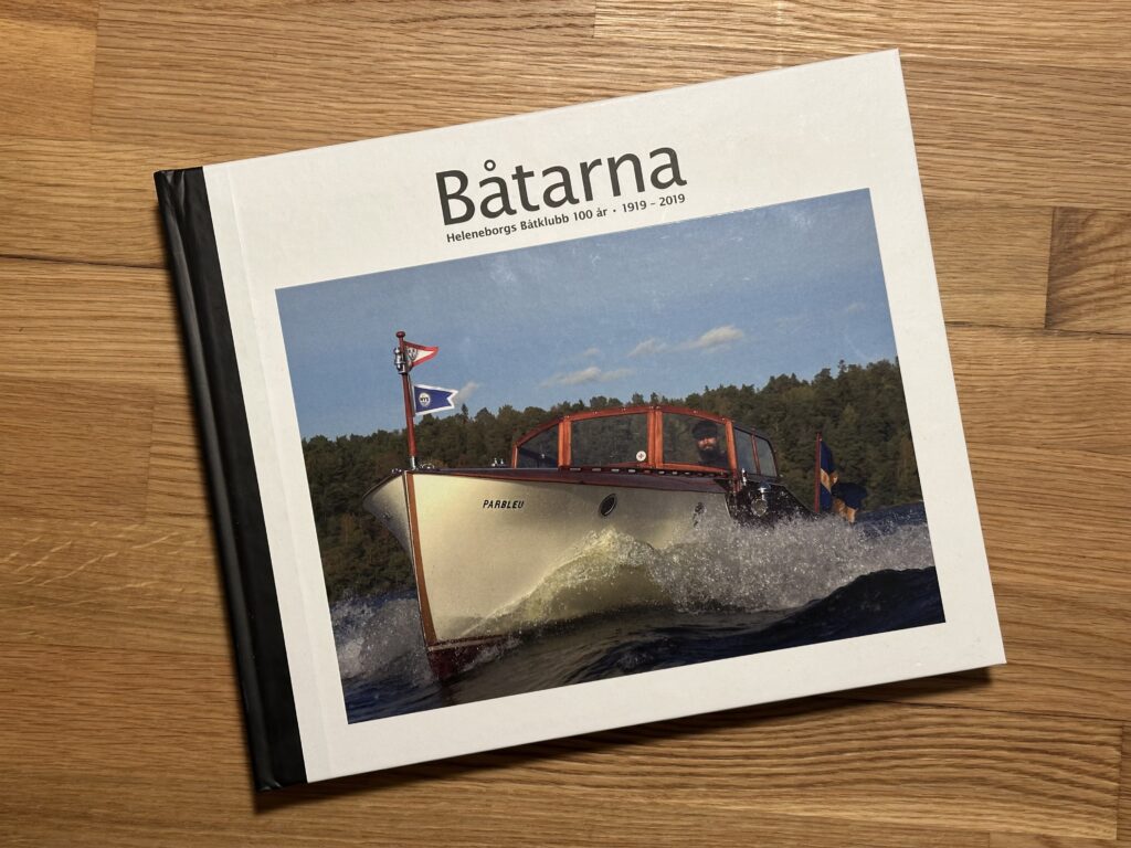 Båtarna – boken som gavs ut i samband med Heleneborgs Båtklubbs 100-årsjubileum 2019 – är en hyllning till de träbåtar som förenar medlemmarna. Det är kring dem man möts, på sjön, vid bryggorna eller på grusplanen på Långholmen, där gemenskapen hålls levande. Foto: Martin Prieto Beaulieu
