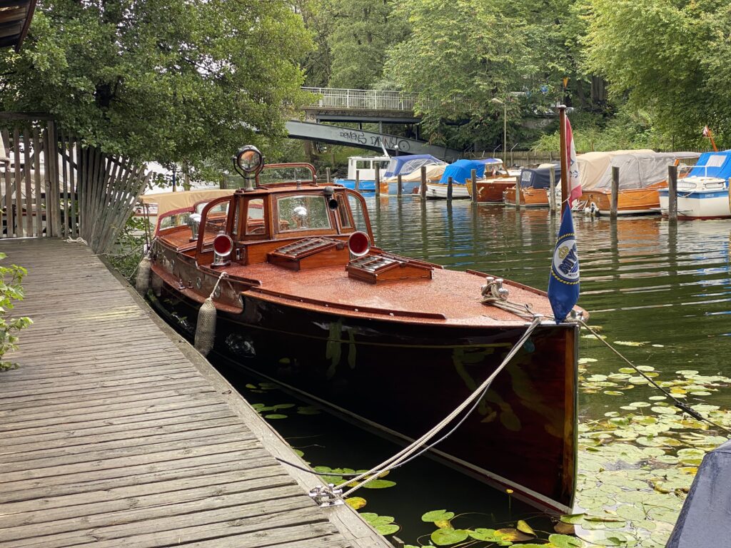 Pålsundet och Heleneborgs Båtklubb är hemmahamn för en av Sveriges mest fascinerande träbåtar, Loris – en motoryacht med en historia lika dramatisk som dess tidigare ägare, Ivar Kreuger. Foto: Martin Prieto Beaulieu