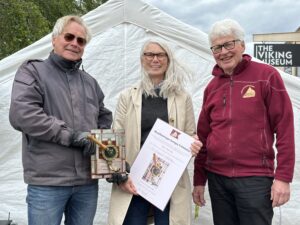Från vänster: Mats Bergström, vice ordförande i Veteranbåtsföreningen, Eva Berglund-Thörnblom, årets mottagare av Hederspumpen, och Jan Linnros, ordförande i Veteranbåtsföreningen. Foto: Martin Prieto Beaulieu