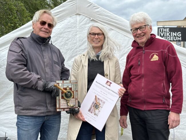 Från vänster: Mats Bergström, vice ordförande i Veteranbåtsföreningen, Eva Berglund-Thörnblom, årets mottagare av Hederspumpen, och Jan Linnros, ordförande i Veteranbåtsföreningen. Foto: Martin Prieto Beaulieu
