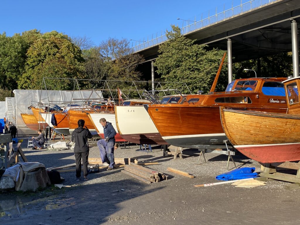 Som ett levande museum står dessa vackra träbåtar uppradade, varje enskild båt ett bevis på sin ägares passion, hantverkskunnande och omsorg. Foto: Martin Prieto Beaulieu