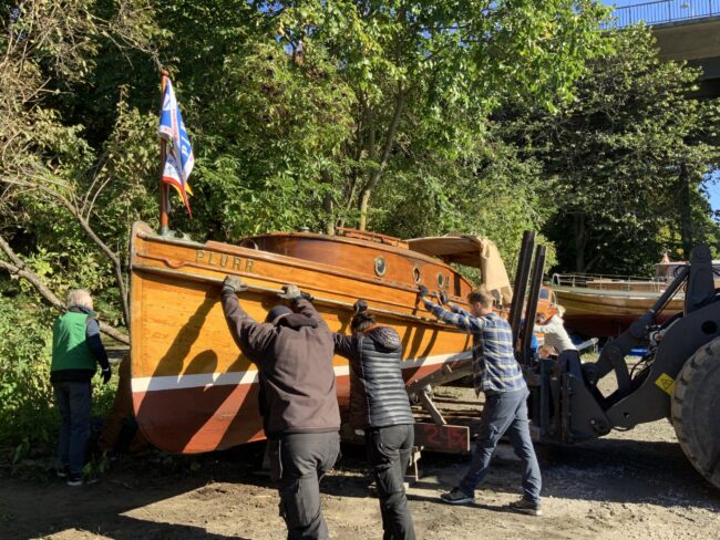 Medlemmar i arbete på varvsplanen vid Pålsundet – en del av det ideella engagemang som håller det flytande kulturarvet levande i hjärtat av Stockholm. Foto: Martin Prieto Beaulieu