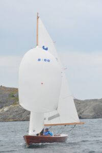 Vinnaren av Bröderna Ohlson Memorial 2025, Andunge Greta S-68, med skepparen Jonas Halvord. Foto: Ulf Aronsson