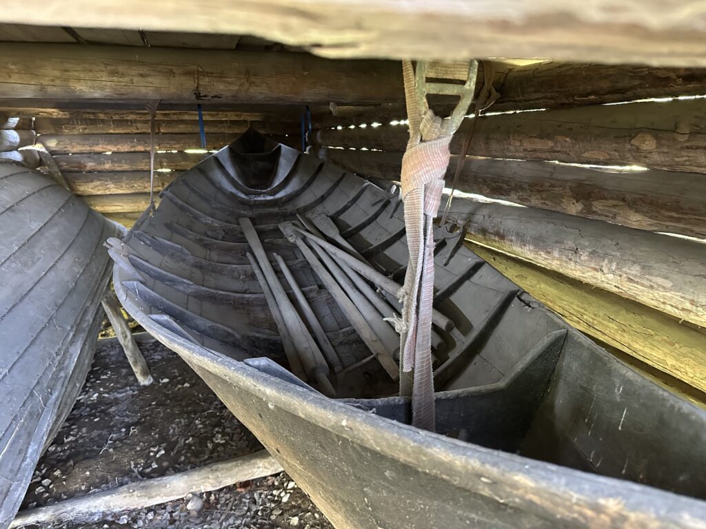 Anders Zorns egna båtar i båthuset från Öje – en segelbåt och en strömbåt som Zorn själv använde. Foto: Martin Prieto Beaulieu