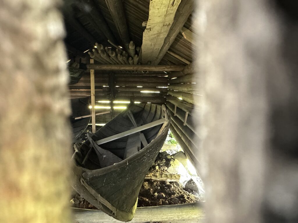 I båthuset från Nusnäs finns tre typiska fiskebåtar från Siljan, kallade tvååringar. Foto: Martin Prieto Beaulieu