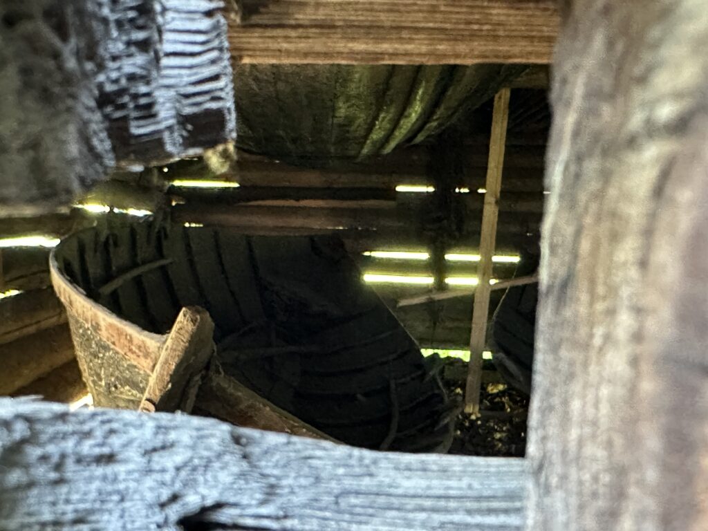 I båthuset från Nusnäs finns tre typiska fiskebåtar från Siljan, kallade tvååringar. Foto: Martin Prieto Beaulieu