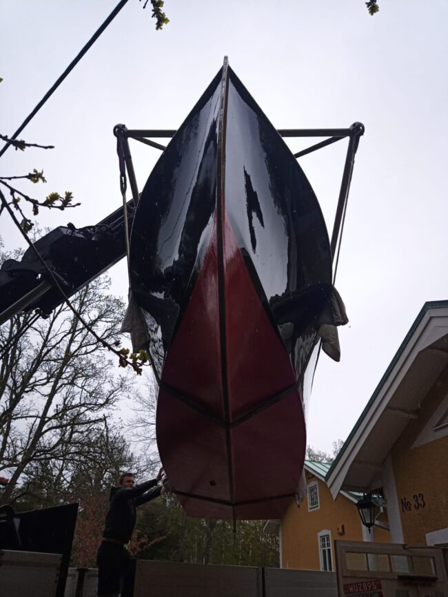 Första resan mot vattnet – Emmy i lyften på väg mot sjösättning. Foto: Håkan Lindström