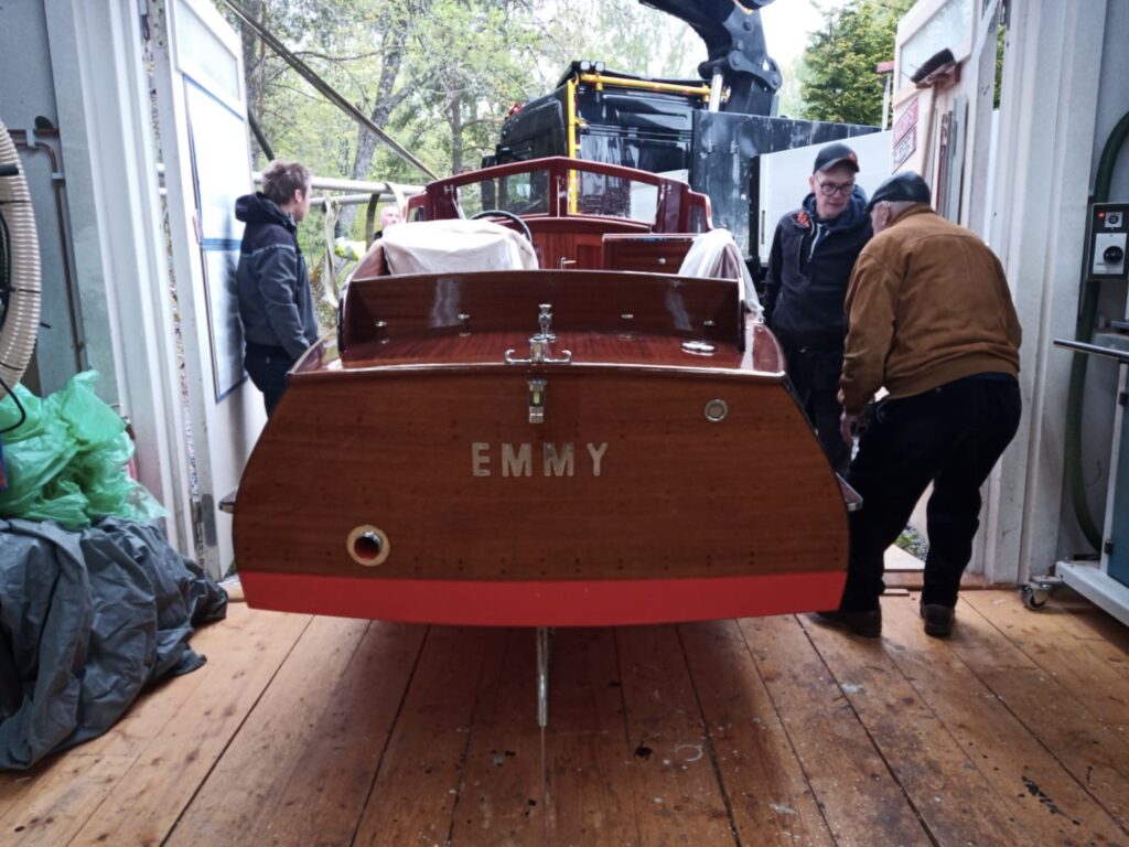 Emmys akterspegel – Emmy rullas ut från garaget där hon byggdes. Foto: Håkan Lindström