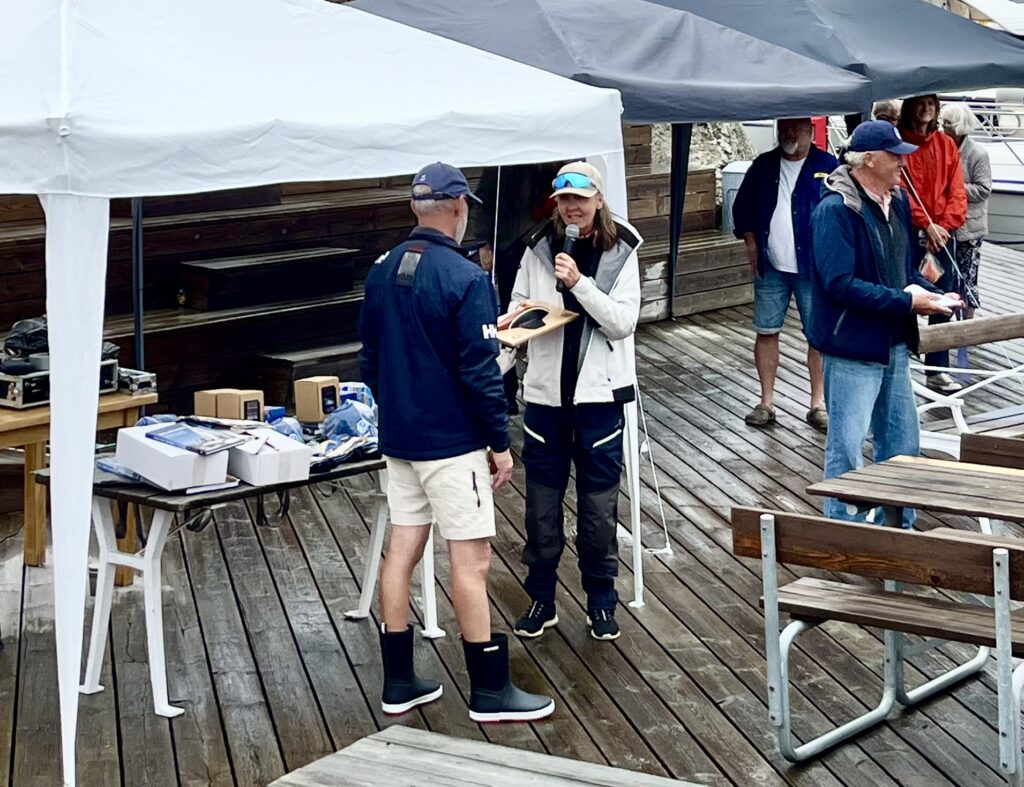 Christina Stenberg delar ut vandringspriset till vinnaren av Bröderna Ohlson Memorial Classic 2025 i samband med Träbåtsfestivalen i Skärhamn. Foto: Jessica Andersson
