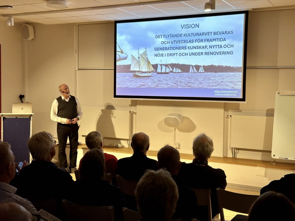 Dan Thorell presenterar Båthistoriska Riksförbundets vision och långsiktiga strategi för att stärka skyddet av det flytande kulturarvet, under ett seminarium i samarbete med Sjöhistoriska museet i januari 2025. Foto: Martin Prieto Beaulieu