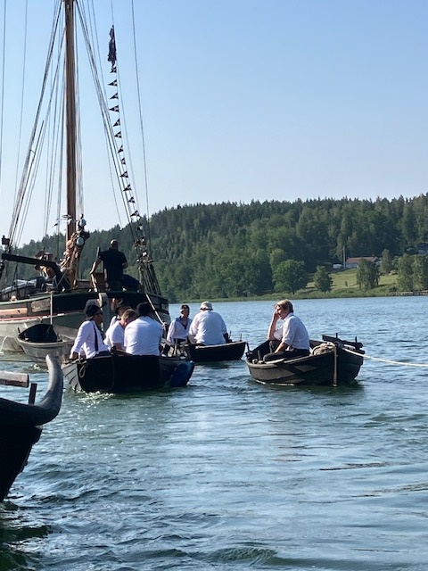 Roddarna bogseras ut i Valdemarsvik av Lars Lind skeppare på Venus under Klassikerfestivalen i Valdemarsvik 2025.