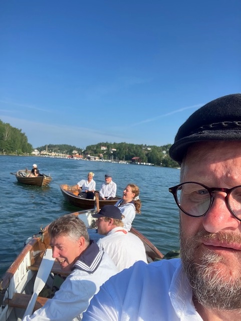 Roddarna bogseras ut i Valdemarsvik av Lars Lind skeppare på Venus under Klassikerfestivalen i Valdemarsvik 2025.