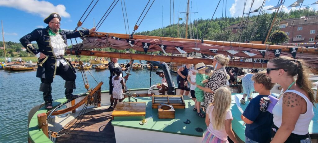 Venus af Valdemarsvik i ny skepnad som piratskepp. Piratkapten Beckman hälsar barnen välkomna ombord under Klassikerfestivalen i Valdemarsvik 2025.