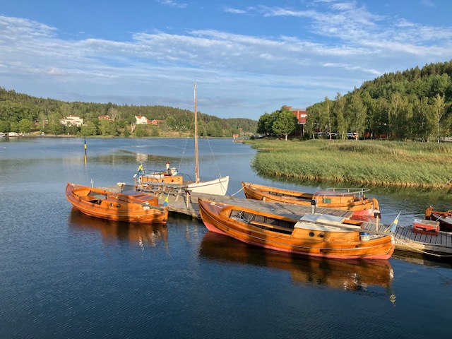 På WTF:s brygga kunde besökarna ta del av en mångfald vackra träbåtar i alla storlekar och stilar.