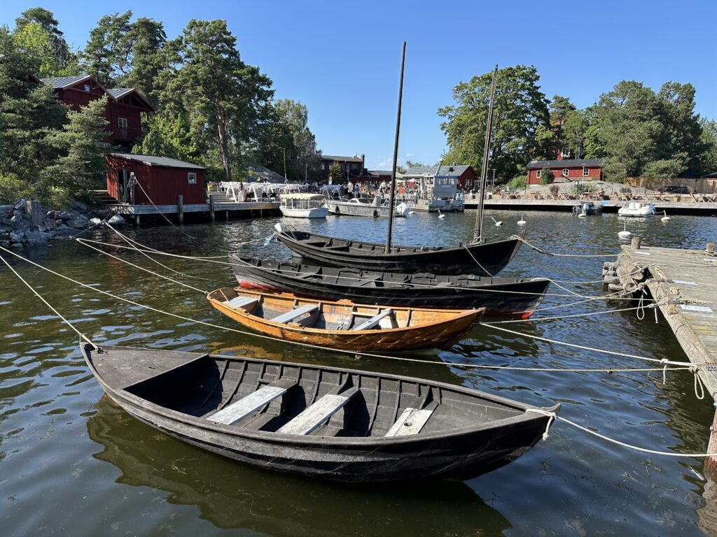 Nedanför museet ligger föreningens brygga, där de sjösatta båtarna förtöjs när de inte är ute och seglar i skärgården. Foto: Martin Prieto Beaulieu