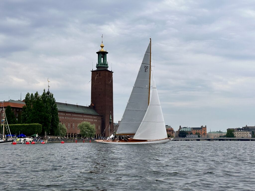 Ett riktigt “masterpiece” och den enda aktivt seglande 150 kvadratmeters skärgårdskryssaren. SK 150 S1, Beatrice Aurore, beställdes av redare och skeppsbyggare Erik Brodin. Konstruerad och byggd av August Plym på Neglingevarvet i Saltsjöbaden 1920. Båten ägs idag av ett konsortium. Foto: Martin Prieto Beaulieu