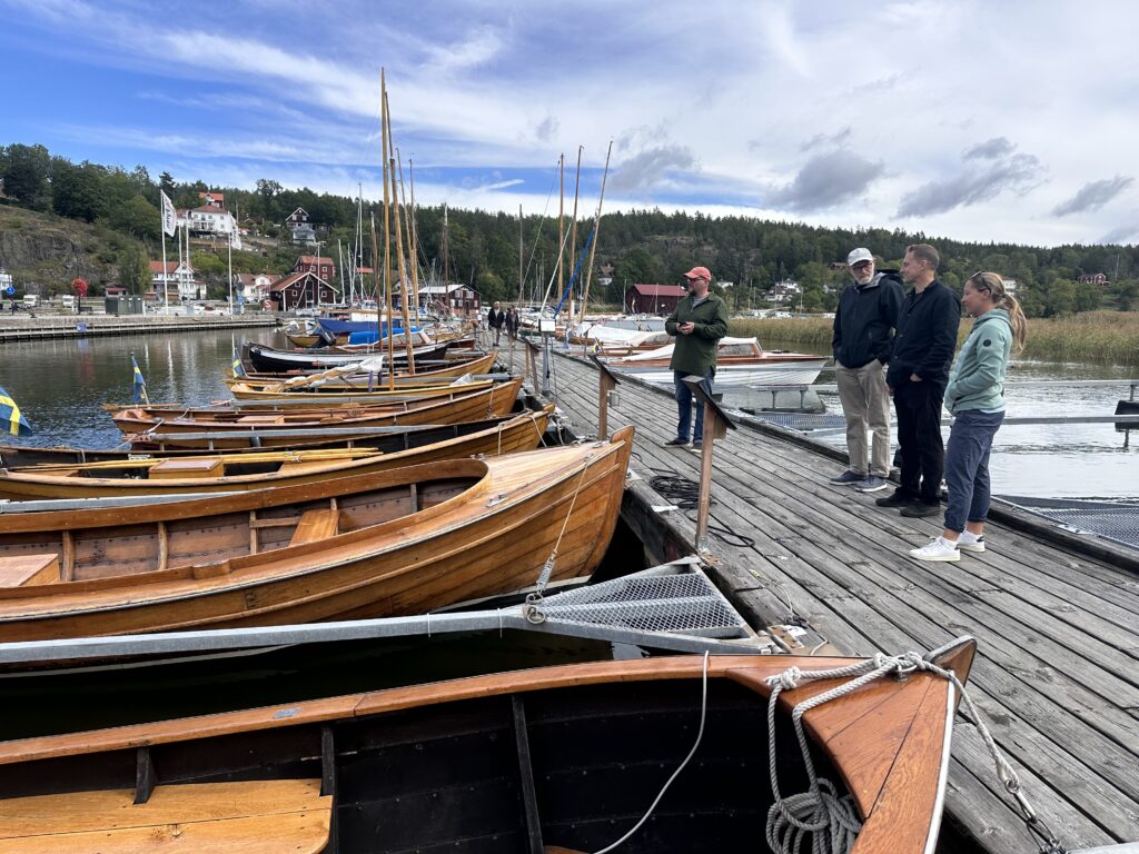 En uppskattad guidning på Waldemarsviks Träbåtsförenings unika kulturbrygga i centrala Valdemarsvik. Foto: Martin Prieto Beaulieu