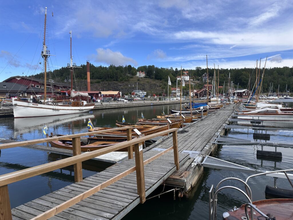 Waldemarsviks Träbåtsförenings kulturbrygga – med allt från allmogebåtar och Forslundare till Folkbåtar. Foto: Martin Prieto Beaulieu