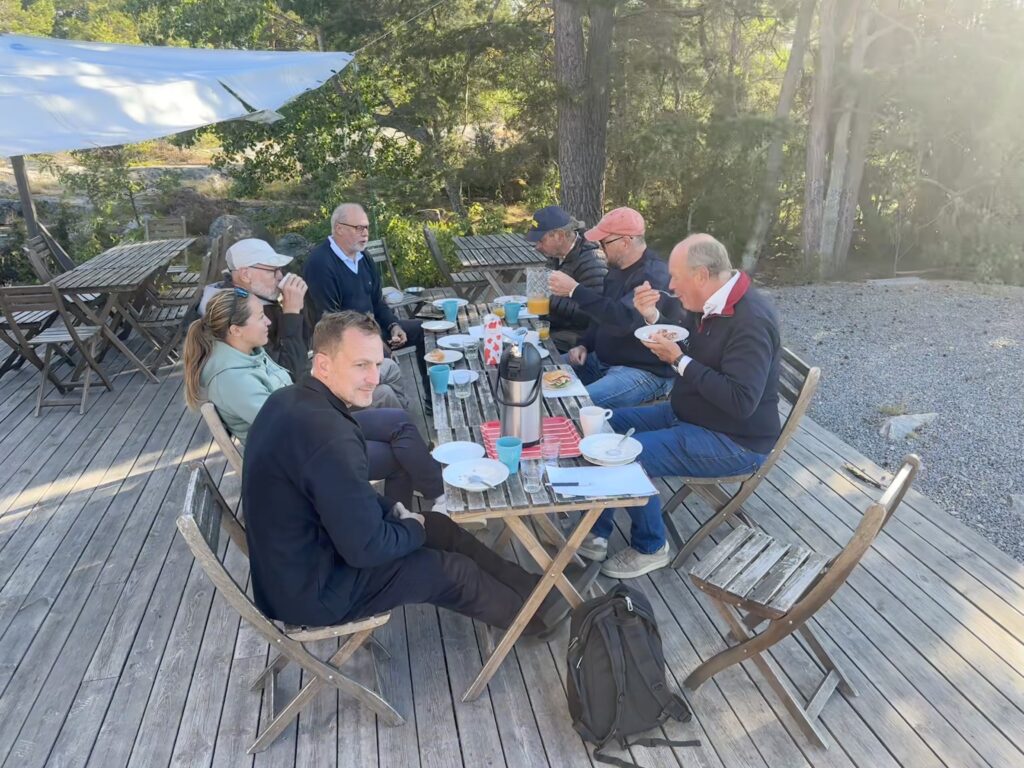Mellan möten och diskussioner fick BHRF:s styrelse njuta av Harstenas unika miljö – här vid frukosten på bageriet, mitt i det levande maritima kulturarvet. Foto: Martin Prieto Beaulieu