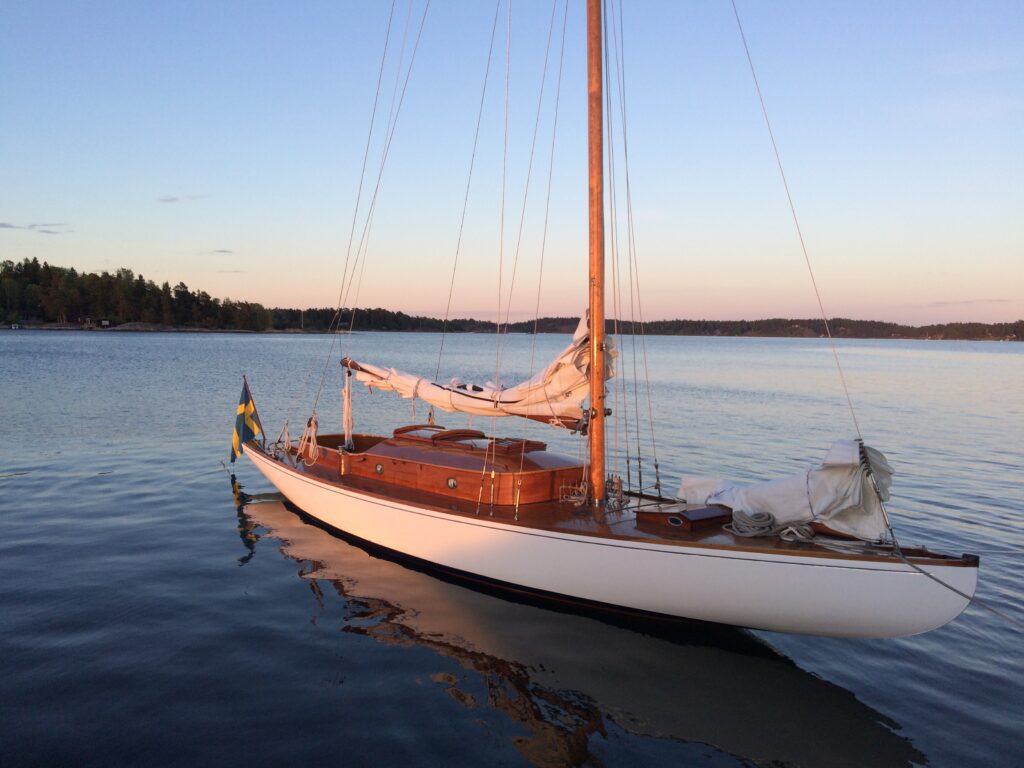 SK 55 S 52, Maritana, konstruerad och byggd av August Plym på Neglingevarvet 1910, är en skärgårdskryssare som speglar tidig svensk båtbyggarkonst. Hon har haft flera prominenta ägare, inklusive bokförläggaren Erik Åkerlund. Idag ägs och vårdas hon av Teo Leff, som ser till att denna över hundra år gamla klenod förblir i utmärkt skick och till stora delar bevarad i original. Foto: Teo Leff