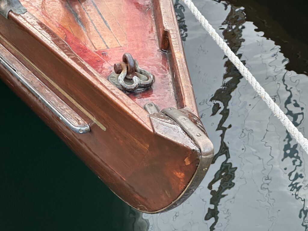 Det finns alltid nya detaljer att upptäcka på skärgårdskryssaren SK 75 Falken S28. Hon är byggd 1913 på Neglingevarvet av August Plym och konstruerad av Gustaf Schüssler. Ägs idag av Kristina Lundevall och Peter Lake. Foto: Martin Prieto Beaulieu